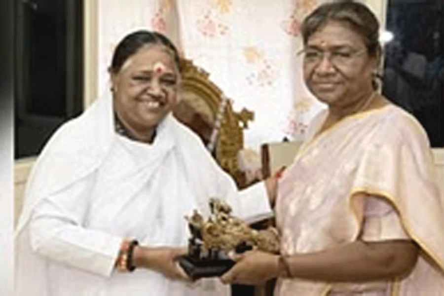 President Murmu met Mata Amritanandamayi