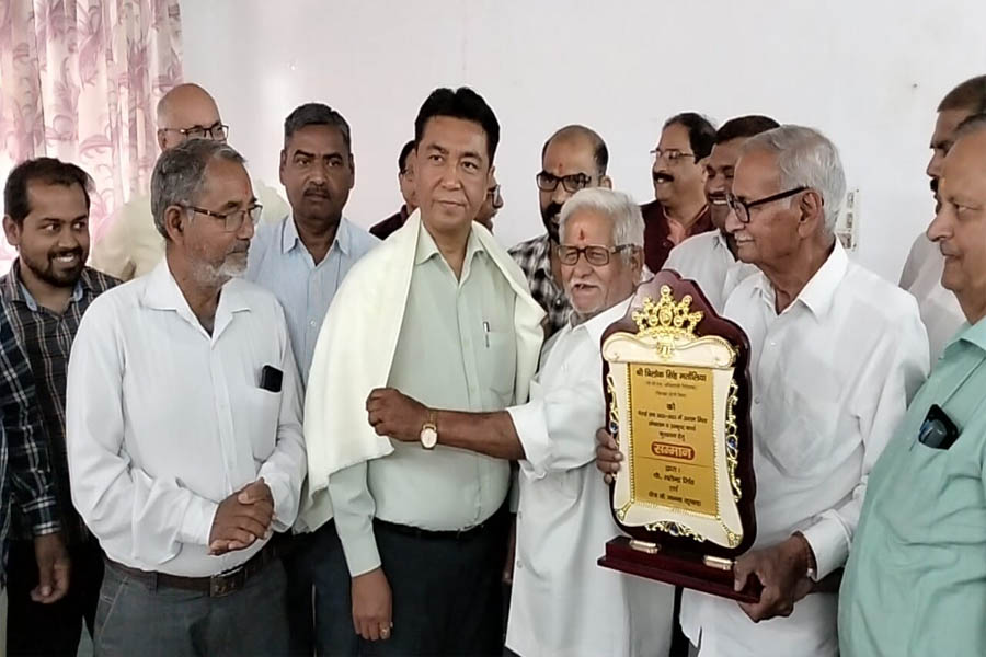 On the success of the crushing season, the sugar mill management was honored by giving a memento.
