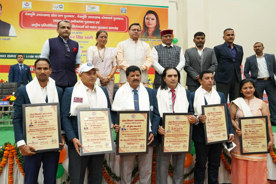 CM Dhami and Sports Minister Rekha Arya gave Dronacharya Award to the players