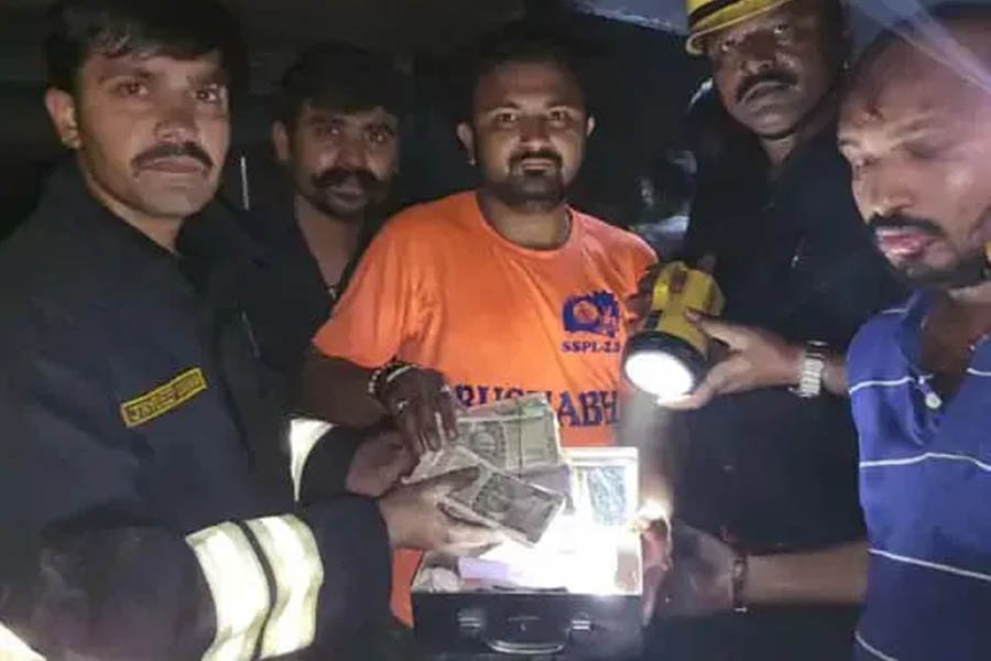 Surat: Fire broke out in 3 shops of textile market, fire brigade saved 17 lakh cash of the trader from burning