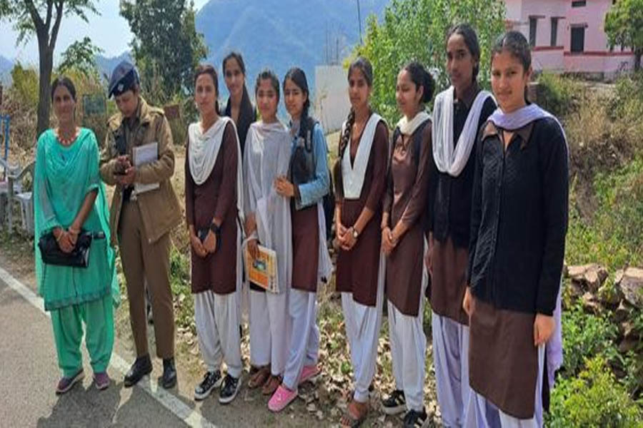Pauri Garhwal: Police is making villagers aware by being active in areas included in regular police from revenue