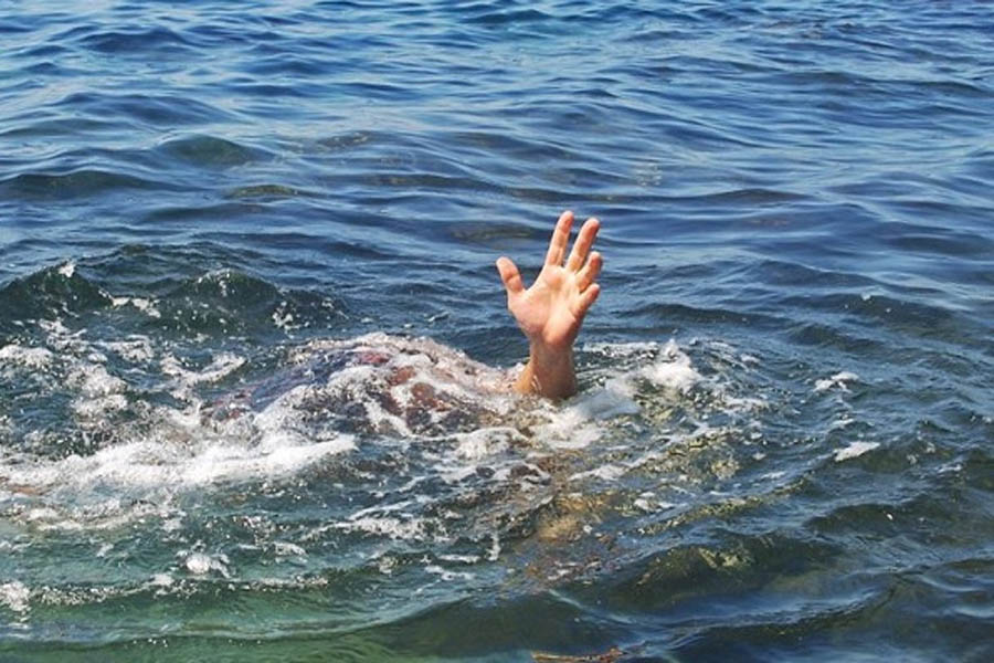 Three students missing while taking a bath in the river