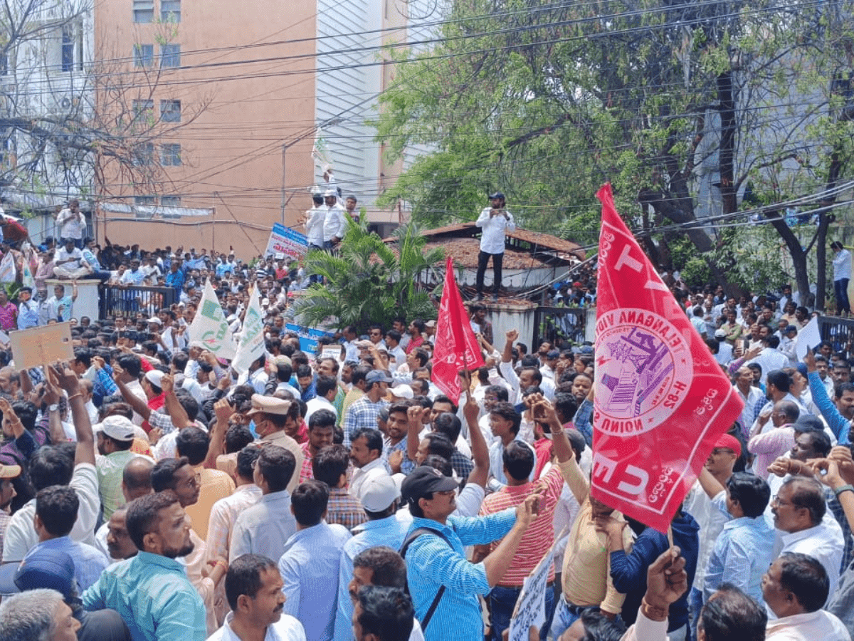 Hyderabad: Khairatabad-Punjagutta road blocked as electricity workers protest for PRC