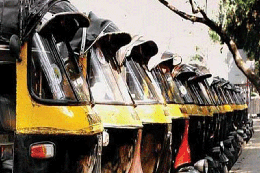 Auto rickshaw drivers call off strike
