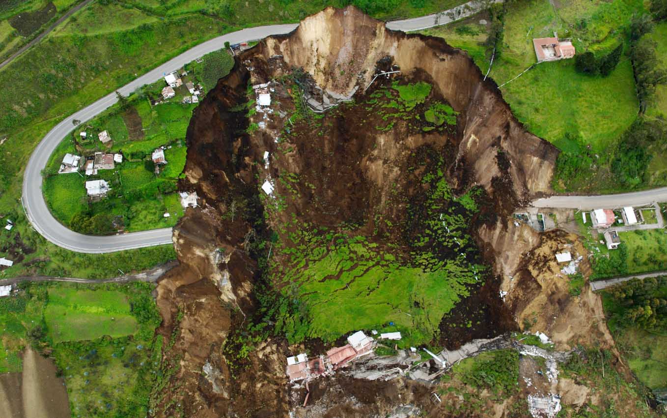 Ecuador Landslide, watch dangerous video