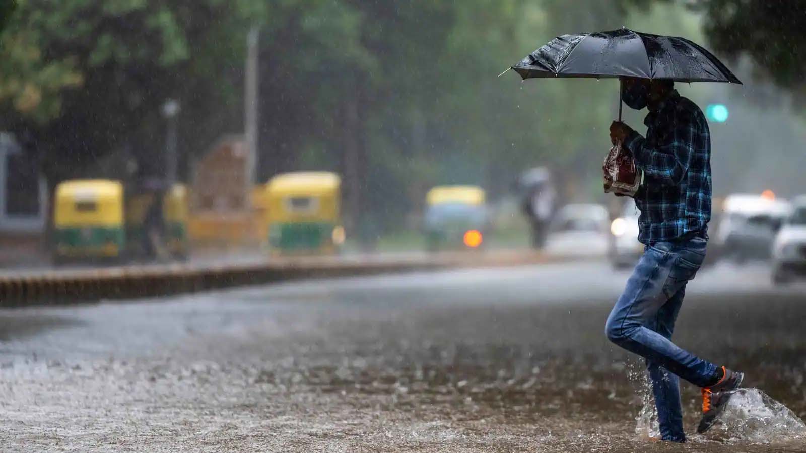 Unexpected rain lashes parts of Mumbai, residents asked to stay on alert