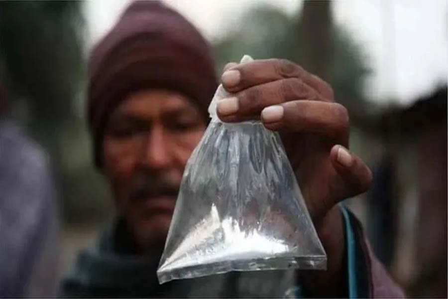 Surat: A young man who came to inquire about the well-being of a friend admitted in the hospital brought a bundle of liquor instead of fruit or juice.