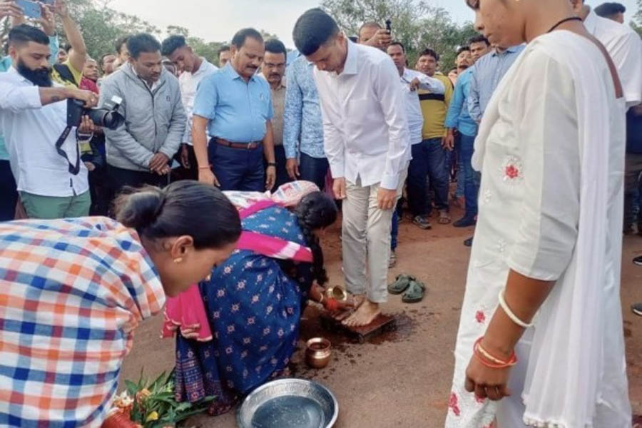 Odisha’s 5T secretary VK Pandian trolled for washing feet of women