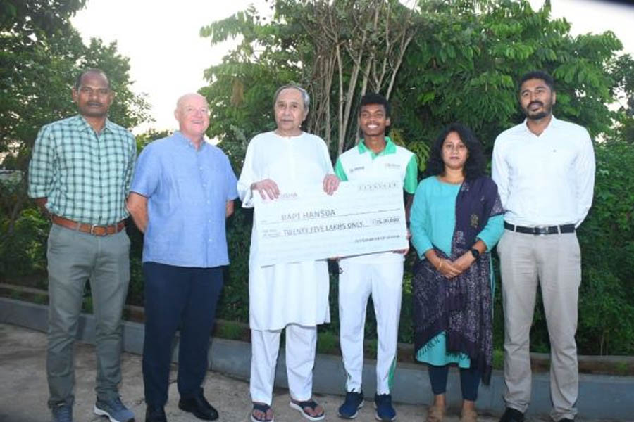 CM Naveen honored Odisha FC athletes Bapi Hansda and Diego Mauricio