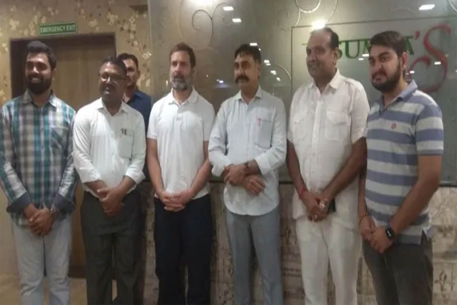 Surat: Rahul Gandhi ate Gujarati food after the court’s decision!