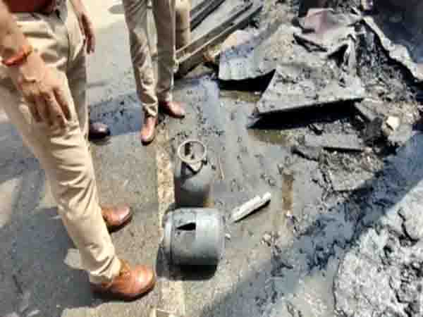 Fire broke out in slums due to cylinder explosion in Greater Noida, two scorched, fire brigade got control of fire