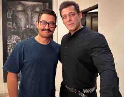 Salman and Aamir celebrated Eid, shared picture for fans