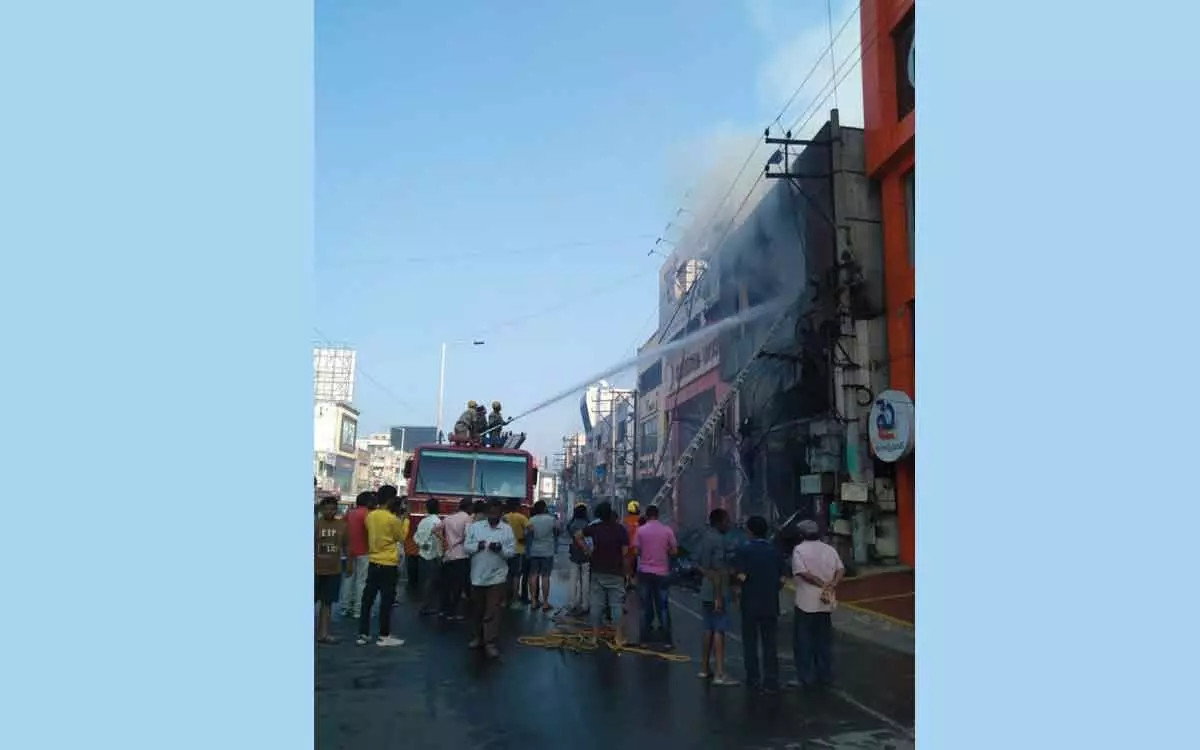 fire in yuva rani shopping mall