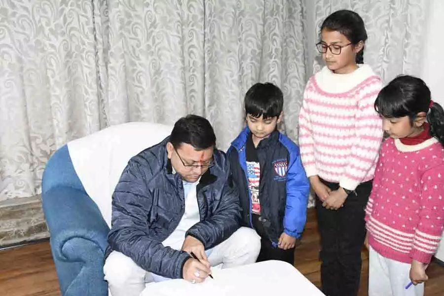 Small children reached to meet CM Dhami