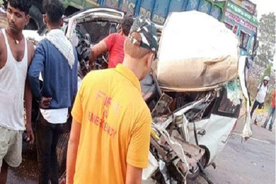 1 dead, 4 injured after scorpio rams into truck in Bhadrak