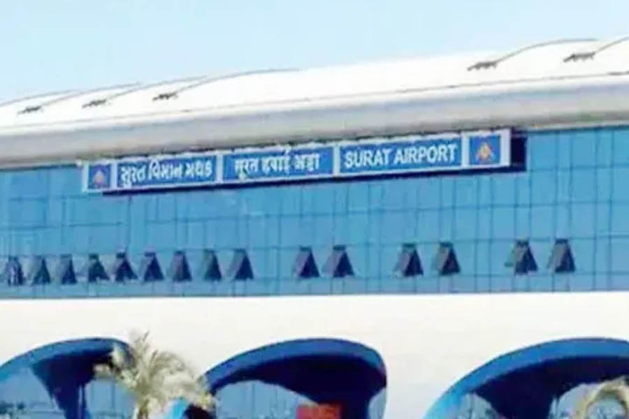 Surat: Due to 5 flights in three hours in the afternoon at the airport, the passengers got sweaty in the check-in.