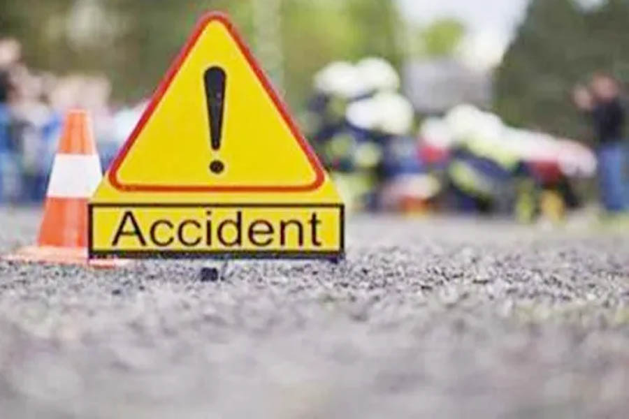 Vadodara: The car of a student coming to Vadodara to appear for the TET exam met with an accident, the police took her to the examination center in a PCR van.