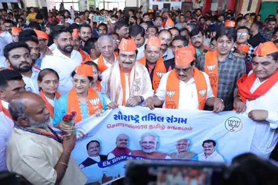 Surat: Grand welcome ceremony at Surat railway station under Saurashtra-Tamil Sangam programme.