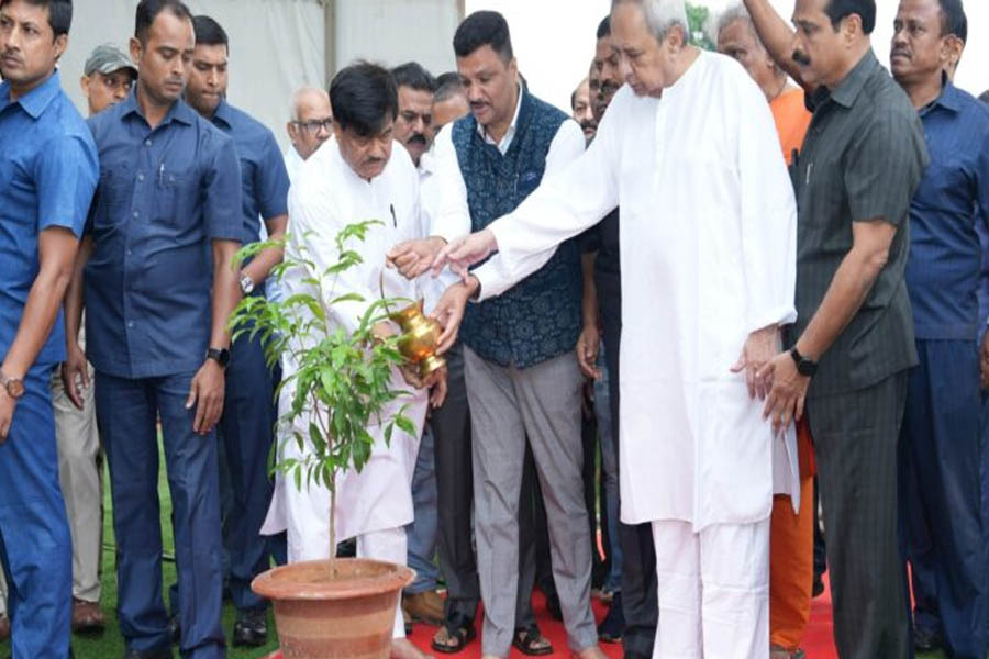 Chief Minister Naveen Patnaik performed Akhi Muthi friendly ritual on Akshaya Tritiya
