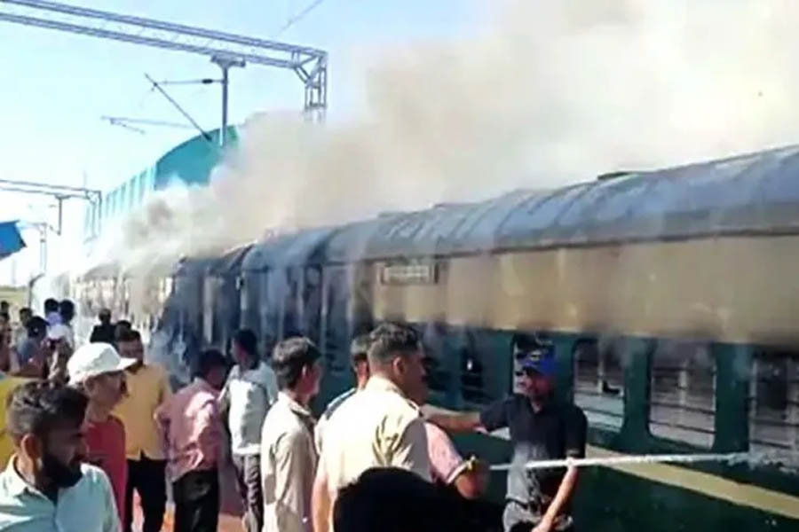 Gujarat: Botad-Dhrangadhra DEMU train in the grip of a fierce fire, 3 coaches burnt together