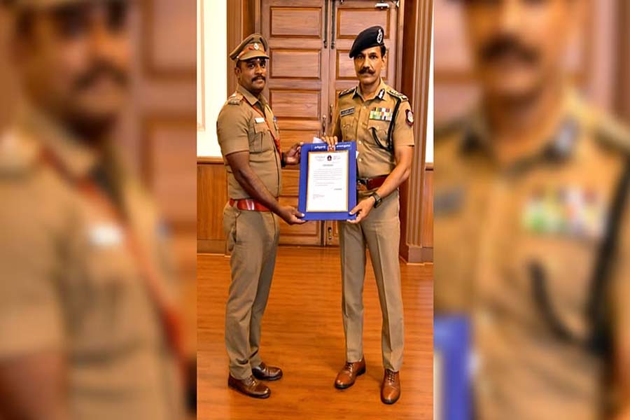 DGP rewards Tiruvallur SI for urging parents to send wards to school