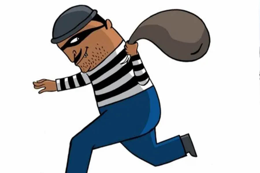 Surat: In Adajan, the accused came in the guise of a customer and fled after stealing jewelry worth 12 lakhs.