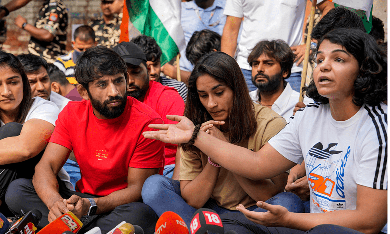 Wrestlers claim Delhi Police cut electricity supply at Jantar Mantar
