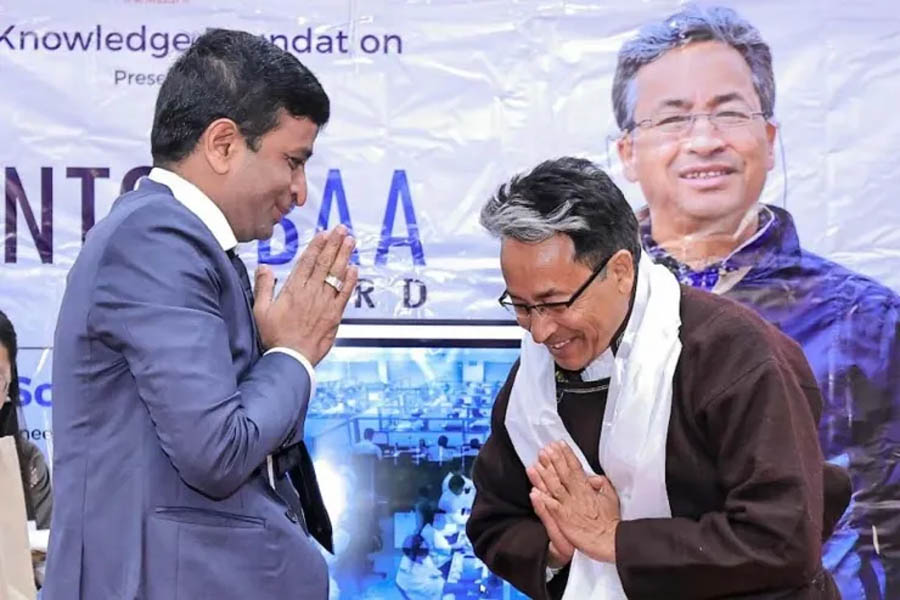 Surat: SRK Diamond Company presents Santokba Humanitarian Award to Sonam Wangchuk