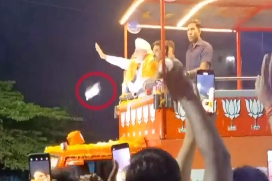 Mobile thrown in PM’s car at Mysore road show, VIDEO surfaced