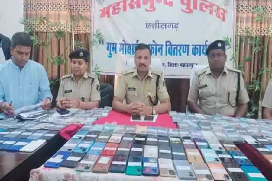 Missing 200 mobiles found by the police, handed over to the owners today