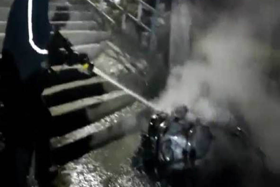Kotdwar: Fire on scooty extinguished by the police in the middle of the night