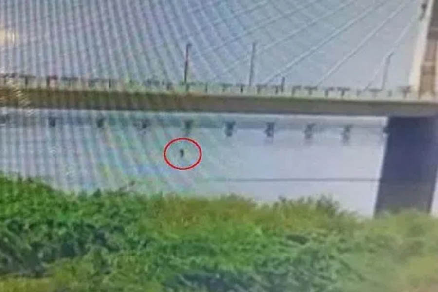 Surat: The youth jumped from the bridge by giving bag, phone, car keys to the security guard of the cable bridge.