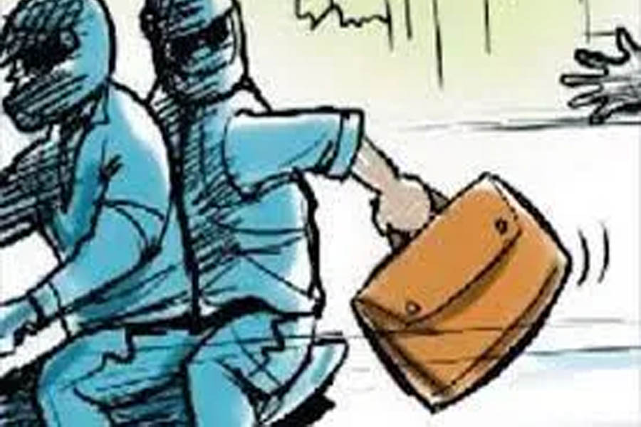Gujarat: A bag containing Rs 8.70 lakh was looted from a contractor in broad daylight in Vapi