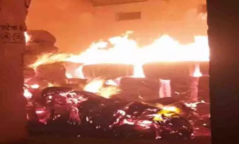 Fierce fire broke out in Bora warehouse, there was chaos