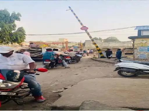 Passengers narrowly escaped, the railway worker did this big negligence