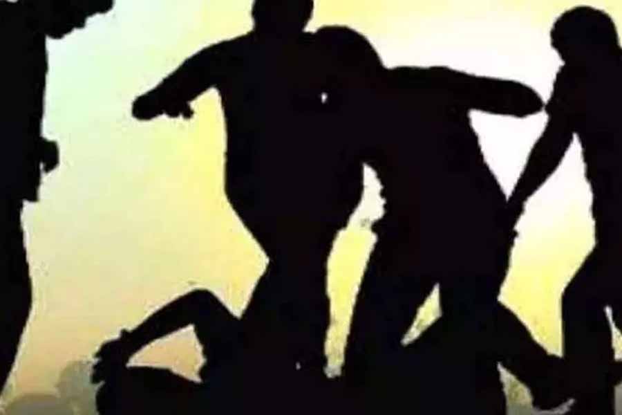 Tied to a pole, the minor thief was brutally beaten, the police saved him from the crowd
