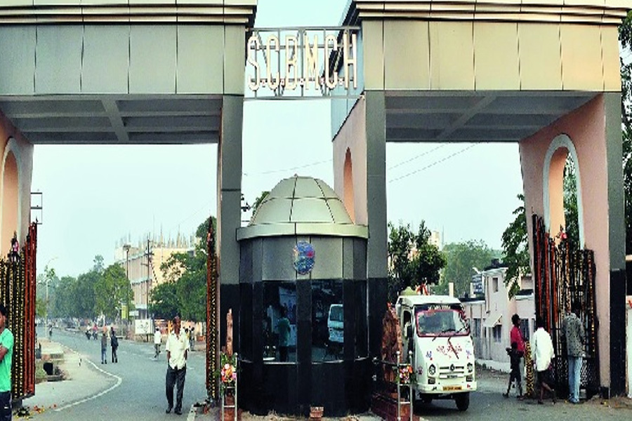 A man attempted suicide by slitting his neck