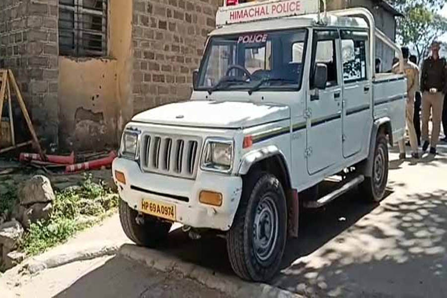 Chitta was hidden in a packet under the footmat, Swarghat police arrested 3 youths on Chandigarh-Manali NH