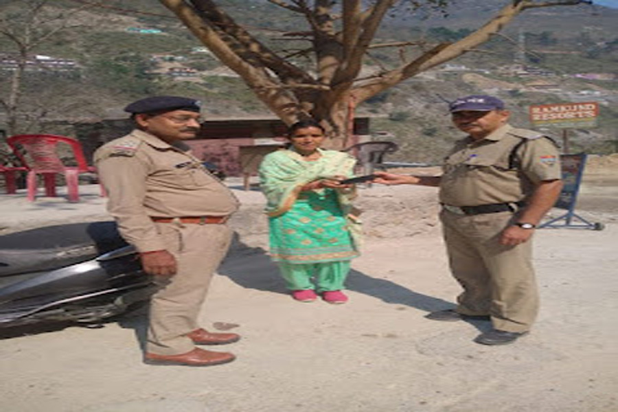 The introduction of honesty given by the policeman, the lost phone was safely handed over to the mobile owner