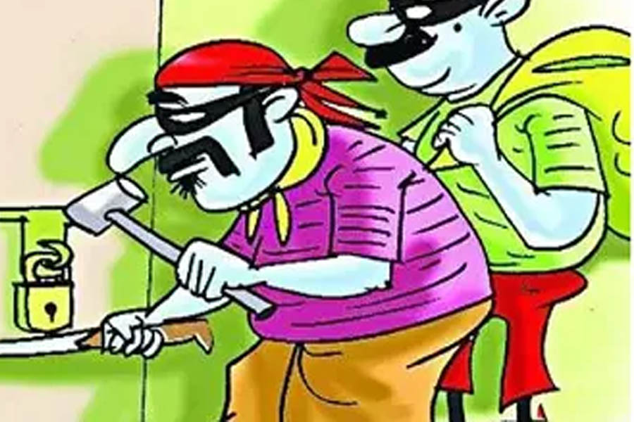 Surat: Mamlatdar went to the farm house with his family for a holiday and 4.48 lakh was stolen from the house