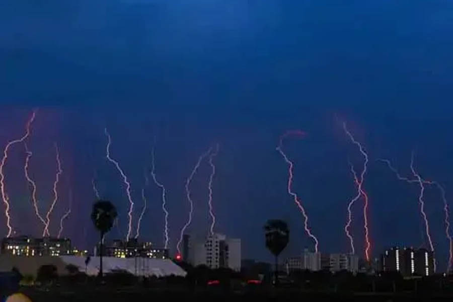 Surat: Disaster of unseasonal rain, youth dies due to lightning