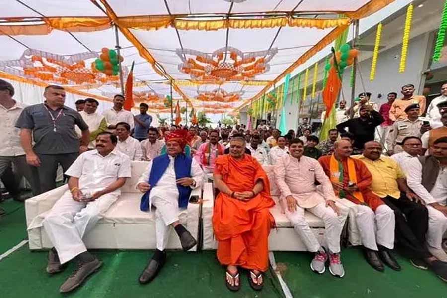 Narendra Singh Tomar listened to the 100th episode of Prime Minister’s ‘Mann Ki Baat’ along with the general public