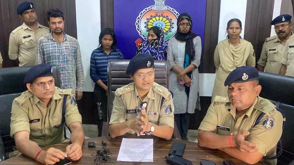 12th pass swindler, left the job of 25 thousand and opened the office