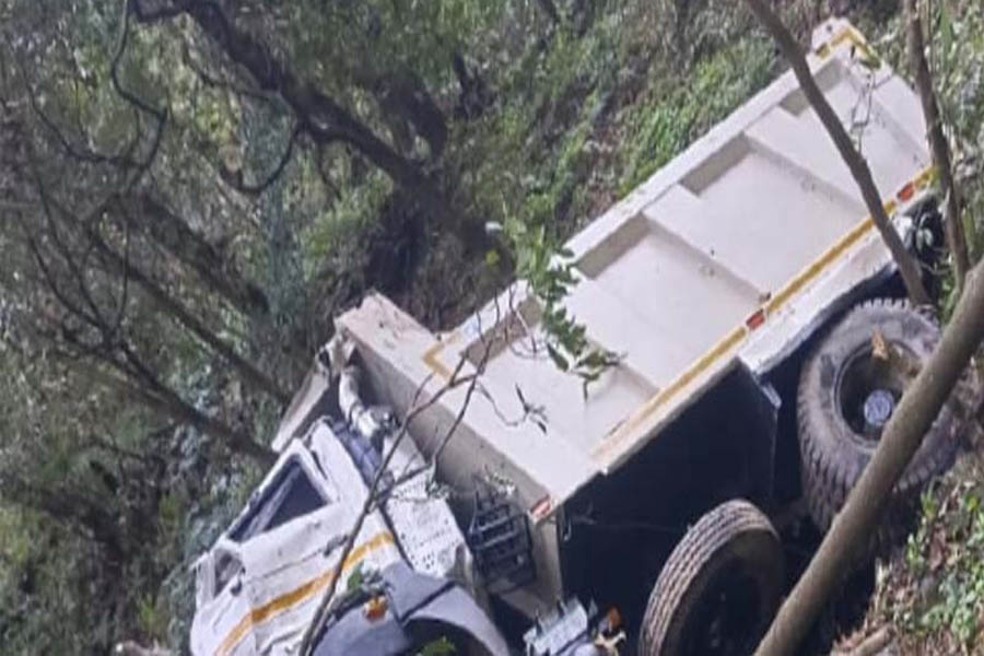 Sirmaur News: Tipper fell into 700 meter deep gorge in Haripurdhar, rider died on the spot