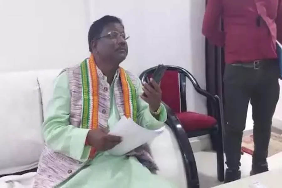 The MLA advised the police station in-charge to return the money, the video went viral