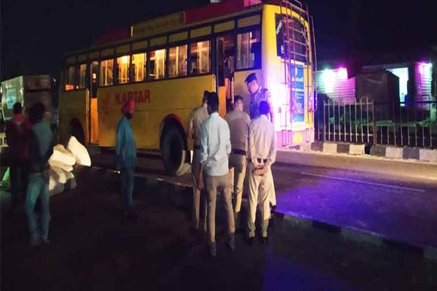 The driver drove the car as soon as he got off the bus, the person came under the rear tire on the Mohtli ramp of Dumtal