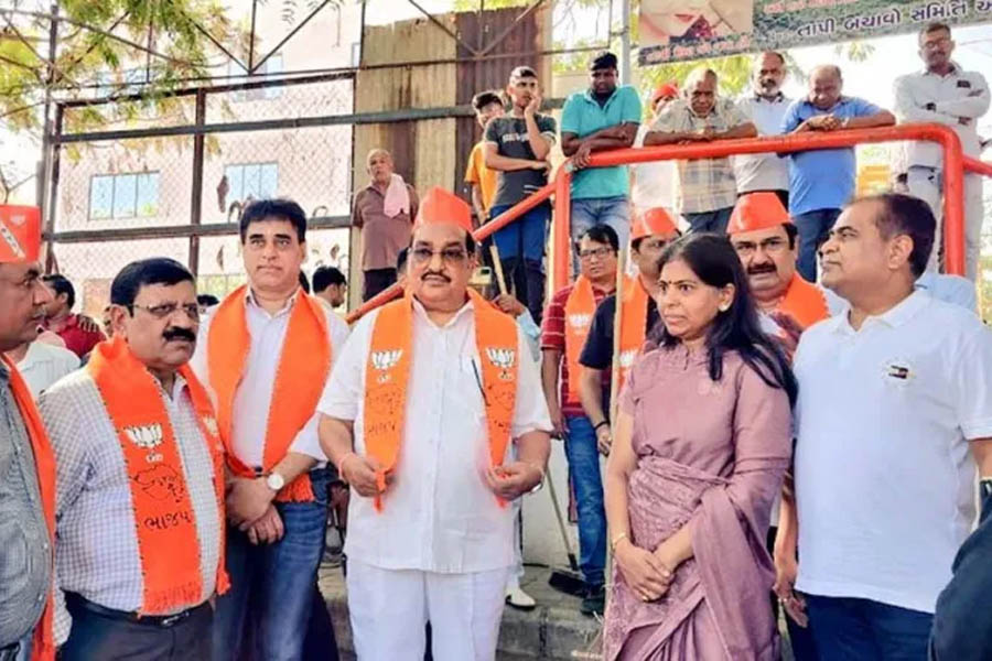 Surat: BJP’s cleaning campaign in Ambika Niketan temple