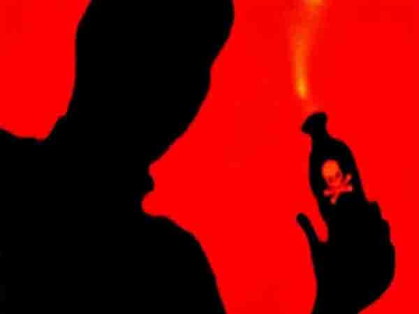 In a love affair, the miscreant poured acid on the sleeping family, 4 injured
