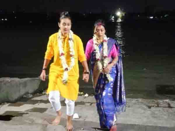Two girls got married in a traditional way in a temple