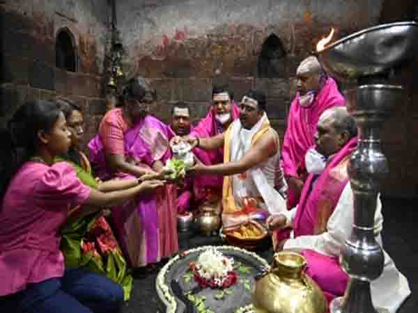 The President offered prayers at the Deoghar temple in Jharkhand